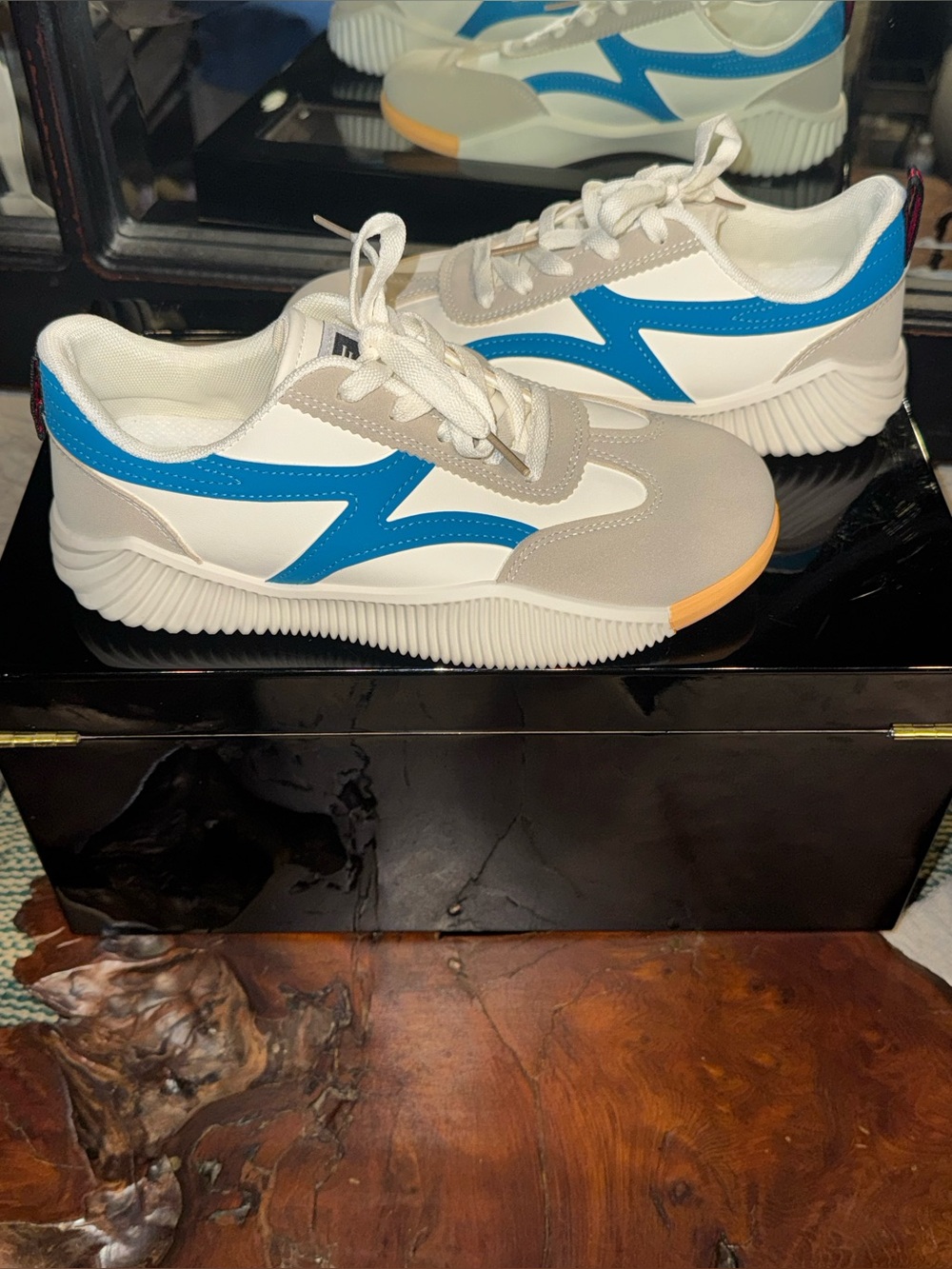 De Florance Low Top Sneakers White Blue Comfort Women’s Size 8.5